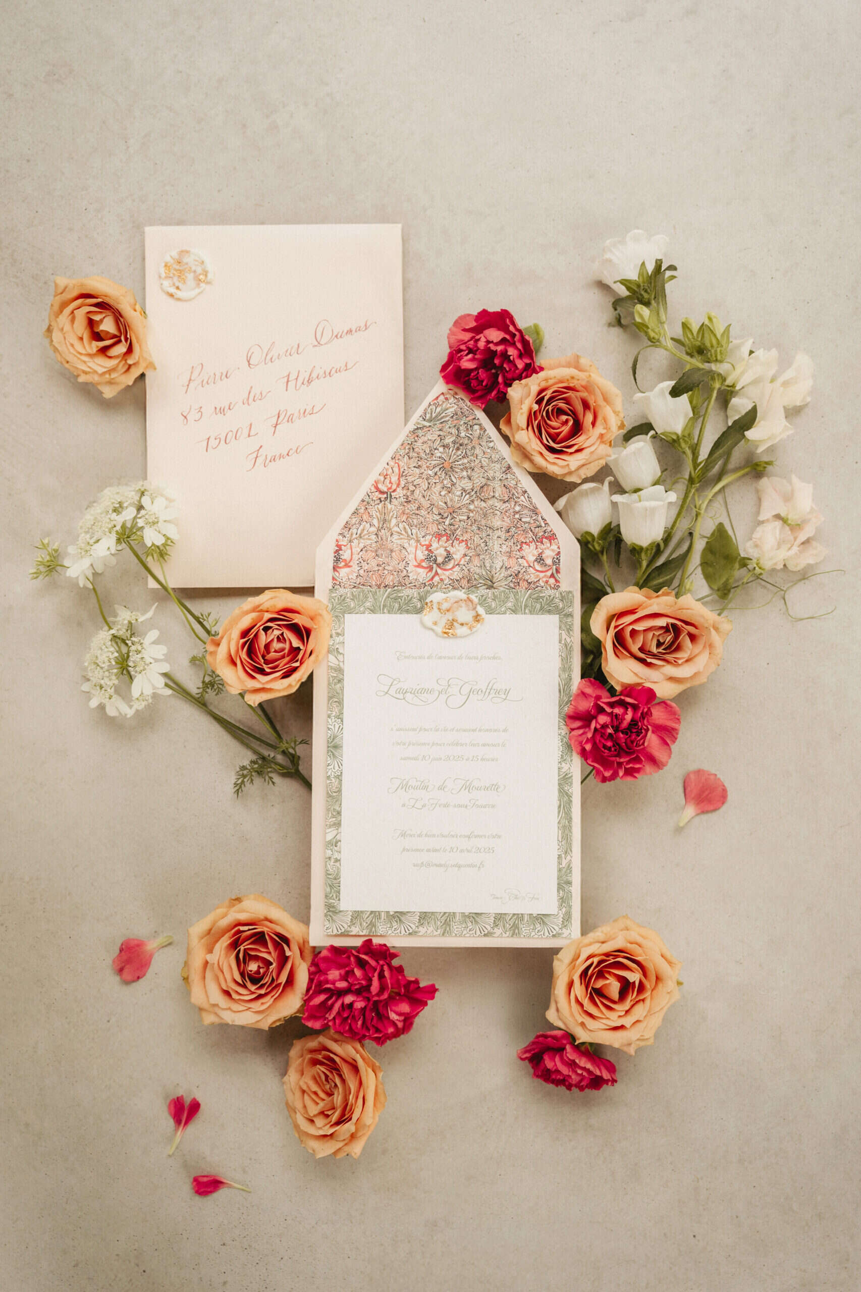 Wedding inspiration - Envelope Enveloppe calligraphy calligraphie wedding suite wedding invitation faire-part de mariage RSVP wax seal cachet de cire classic modern chic Moulin de Mourette (@moulindemourette) photographer Justine Fourny Paris & France Pornic Loire Atlantique La Baule Nantes Saint-Nazaire Paris France USA Hollywood California NY New York Australia Sidney UK London